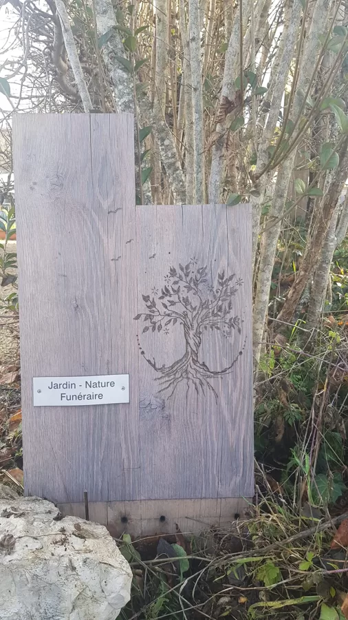 Monument Cinéraire, avec stèle gravée : Arbre de vie