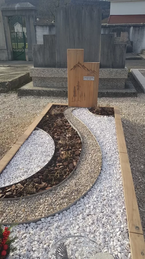 Monument en hivernage BELLIGNAT(01)