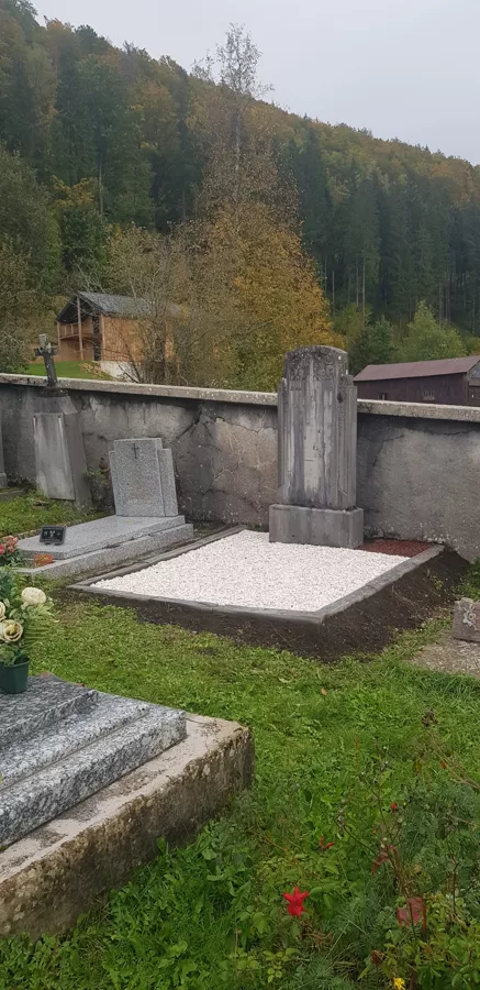 Sobriété respecté, fleurissement naturel au printemps près de la stèle. MIJOUX
